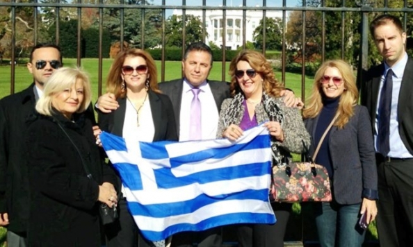 Υψώνοντας την Ελληνική σημαία…
