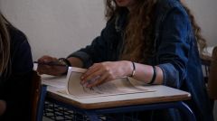 «Δημοκρατία και Νέοι» το θέμα της έκθεσης που άνοιξε τις εξετάσεις των υποψηφίων των ΓΕΛ