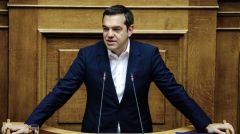 Κάλπικη για το λαό αντιπολίτευση από ΣΥΡΙΖΑ, με τον Αλ. Τσίπρα να υπερασπίζεται το 3ο μνημόνιο