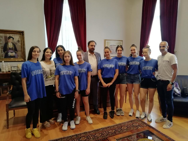 Τον Δήμαρχο Βέροιας επισκέφθηκε η ομάδα Χιπ Χοπ “Overthose” του τμήματος Ρυθμικής Γυμναστικής του Φιλίππου Βέροιας πριν από την αναχώρηση της για την Αμερική 
