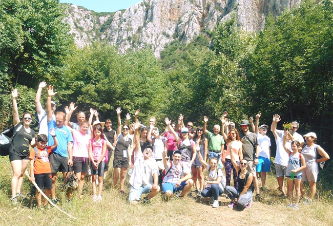 ΠΛΗΘΗ ΓΙΟΡΤΗΣ ΚΑΙ ΔΡΟΣΙΑΣ ΣΤΟ ΦΑΡΑΓΓΙ ΤΗΣ ΚΡΑΣΤΑΣ