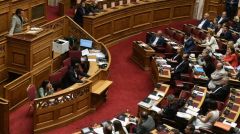 Έστησαν την γνωστή «κοκορομαχία» περί «κομματικού» κράτους