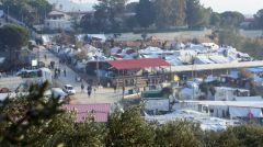 Με μετακινήσεις από στρατόπεδο σε στρατόπεδο, αλλά και με απελάσεις απαντά στον εγκλωβισμό προσφύγων και μεταναστών