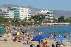 Δίνει σε επιχειρηματίες ακόμα και τον τελευταίο κόκκο άμμου από τις παραλίες...