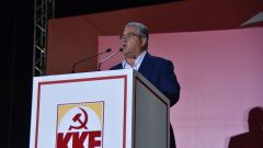 ΟΜΙΛΙΑ ΤΟΥ ΓΓ ΤΗΣ ΚΕ ΤΟΥ ΚΚΕ ΔΗΜΗΤΡΗ ΚΟΥΤΣΟΥΜΠΑ  ΣΤΟ 45ο ΦΕΣΤΙΒΑΛ ΚΝΕ  Οδηγητή 