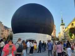 Παραχάραξη της Ιστορίας με ... περιφερόμενο θίασο