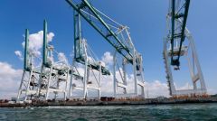 Με αντίμετρα απειλεί η ΕΕ μετά την επιβολή των τελωνειακών κυρώσεων από τις ΗΠΑ