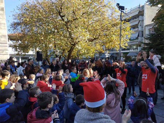 Με τη συμμετοχή μικρών και μεγάλων πραγματοποιήθηκε στη Νάουσα  η δράση «στολίΖΩ την πόλη μου» 