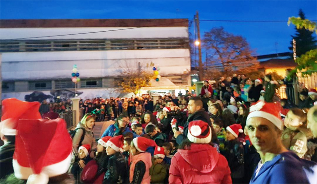 Με χαρά, ενθουσιασμό και κρουστά υποδέχτηκε η Νάουσα τον Αϊ Βασίλη στην αίθουσα "Καμίνι"
