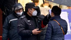 KINA: Πάνω από 1.300 επιβεβαιωμένα κρούσματα του νέου κορονοϊού