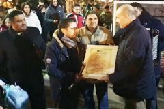 Η Νάουσα τίμησε τον ΜΕΓΑΛΟ της αυλητή Βαγγέλη Ψαθά, στην κατάμεστη από ήχους και πατινάδες πλατεία Καρατάσου