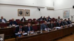 Αποχωρεί το ΚΚΕ για να μη νομιμοποιήσει τους μάρτυρες με «κουκούλες»