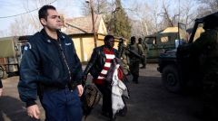 Σε εξοντωτική φυλάκιση προσφύγων και μεταναστών και δημιουργία κλειστών κέντρων προχωρά η κυβέρνηση