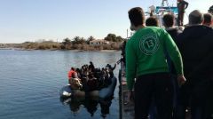 Να σταματήσει κάθε ενέργεια που οδηγεί σε αντιπαράθεση τους κατοίκους του νησιού και σε βιαιοπραγίες κατά των προσφύγων και μεταναστών