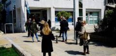 Αυστηροποιεί τους περιορισμούς στο όνομα της «ατομικής ευθύνης»