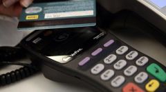 Αυξάνεται το όριο στις ανέπαφες συναλλαγές με κάρτα