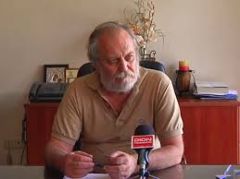 Ελάχιστος φόρος τιμής προς τον Μανώλη Γλέζο