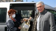 ΔΗΜΟΣ ΠΑΤΡΕΩΝ ΠΑΡΑΔΕΙΓΜΑ ΠΡΟΣ ΜΙΜΗΣΗ: Και βιβλία μαζί με τα τρόφιμα σε οικογένειες