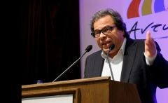 Αντί χειροκροτήματος... μούντζα!