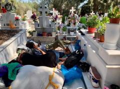 ΛΕΣΒΟΣ: Εγκατάλειψη! Στους δρόμους διανυκτέρευσαν για 3η νύχτα πρόσφυγες και μετανάστες