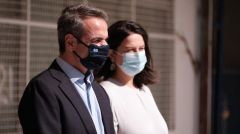 Ζητάει «υπευθυνότητα» από τους μαθητές, αλλά αρνείται να λάβει ουσιαστικά μέτρα προστασίας από την πανδημία