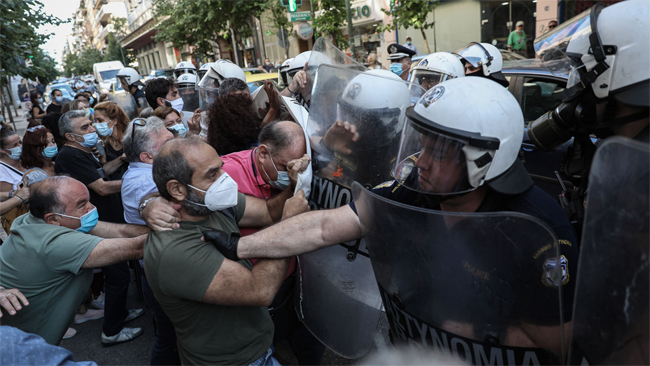Αυτούς πολύ μας καλούσαν να χειροκροτήσουμε…