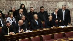 Οι κολεγιές μέσα στη Βουλή από το κινητό του Κασιδιάρη