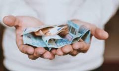 Οι συντάξεις «ξύνουν τον πάτο»...