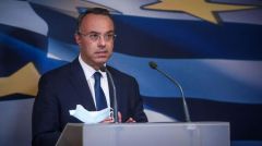 Μοιράζει «καθρεφτάκια» στους εργαζόμενους και χρήμα με το «τσουβάλι» στους εργοδότες