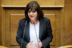 Φρόσω Καρασαρλίδου κατά την ομιλία της στην ολομέλεια: "Καταψηφίζω τον Προϋπολογισμό που μειώνει τις δαπάνες για την Υγεία και την Παιδεία."