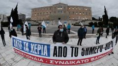ΣΥΜΒΟΛΙΚΗ ΠΑΡΕΜΒΑΣΗ ΣΤΗ ΒΟΥΛΗ: «Κάτω τα χέρια από τις Κυριακές, δούλοι δεν θα γίνουμε στις πολυεθνικές»