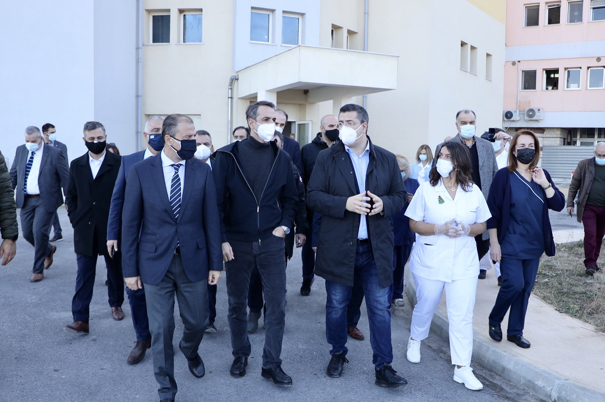 Σαν σε προεκλογικό σκηνικό…