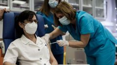 Στον «αυτόματο πιλότο» της «ατομικής ευθύνης», αν και ο εμβολιασμός θα είναι μια πολύμηνη διαδικασία