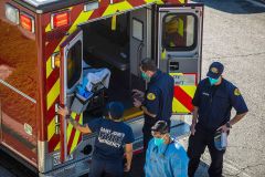 Οδηγία στα ασθενοφόρα να μην μεταφέρουν ασθενείς με μικρές πιθανότητες επιβίωσης στα νοσοκομεία του Λος Άντζελες