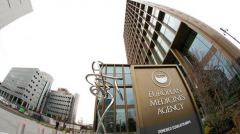 Τρέχει» να προλάβει να εξασφαλίσει εμβόλια η ΕΕ στο φόντο του οξυμένου ανταγωνισμού