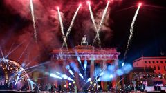 Υπό τη βαριά σκιά της πανδημίας υποδέχτηκε ο πλανήτης το 2021