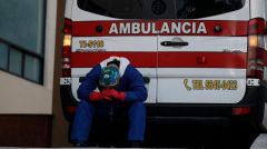 Οι εμβολιασμοί αργούν, τα συστήματα υγείας αδυνατούν να τα βγάλουν πέρα και οι θάνατοι αυξάνονται