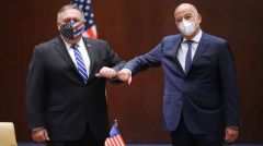 Κυβέρνηση: Παζαρεύει «πολυετή συμφωνία» με τις ΗΠΑ για τις αμερικανικές βάσεις