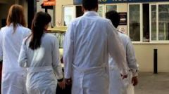 Ειδικευόμενοι γιατροί: Φτηνοί και χωρίς εκπαίδευση