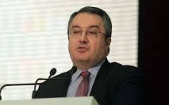 Ηλίας Μόσιαλος: «Αρκετά όμως με τη συνεχή τρομολαγνεία και την καλλιέργεια του φόβου. Δεν βοηθά σε τίποτα. Αυτό που χρειάζεται είναι η συνεχής και αντικειμενική ενημέρωση για την πανδημία και τις επιστημονικές εξελίξεις»