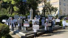 ΦΟΙΤΗΤΕΣ ΤΗΣ ΙΑΤΡΙΚΗΣ ΣΧΟΛΗΣ ΑΘΗΝΑΣ: Συγκεντρώθηκαν στο άγαλμα του Ιπποκράτη για να επιστρέψουν «δίπλα στον ασθενή»