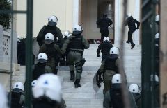 «Παντού αστυνομικοί, πουθενά γιατροί» στην Ελλάδα (Από τον Γερμανικό Τύπο)