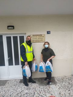 Η Δημοτική Αστυνομία Βέροιας πρόσφερε είδη διατροφής στην Φιλόπτωχο Αδελφότητα