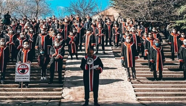 Μηνύματα από Τουρκία: “Μην αγγίζεις τον φοιτητή μου”