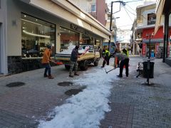 Εργασίες καθαρισμού από χιόνι σε δρόμους και πεζοδρόμια του Δήμου Βέροιας
