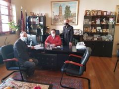 Υπογραφή δύο συμβάσεων για την ανακαίνιση δαπέδων σε γήπεδα ποδοσφαίρου και μπάσκετ