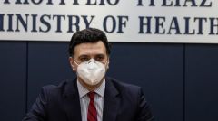 Η Αττική ξεμένει από ΜΕΘ και οι χώροι εργασίας είναι εστίες υπερμετάδοσης αλλά η κυβέρνηση ενοχοποιεί τις πορείες...