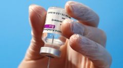 Εγκρίθηκε η χορήγηση του εμβολίου της «AstraZeneca» στους άνω των 65 ετών