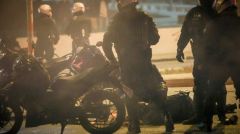 ΓΙΑ ΤΗΝ ΕΠΙΘΕΣΗ ΣΕ ΒΑΡΟΣ ΑΣΤΥΝΟΜΙΚΟΥ ΣΤΗ Ν. ΣΜΥΡΝΗ: Προφυλακιστέος ο ένας κατηγορούμενος, ελεύθερος με όρους ο δεύτερος από τους συλληφθέντες