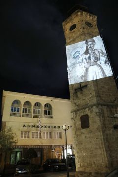 Τα χρώματα της Ελληνικής Σημαίας δεσπόζουν στο κτίριο του Δημαρχείου, στο Ρολόι και στην Πλατεία Καρατάσου στη Νάουσα
